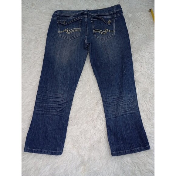 Womens Almost Famous Low Rise Distressed Capri Jeans Size 7 Medium Wash - Picture 3 of 12